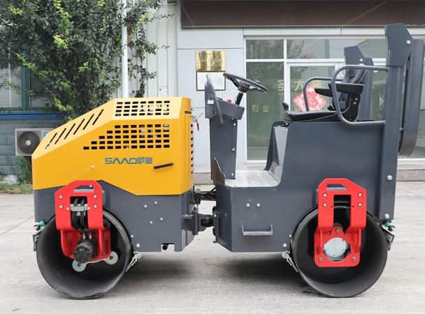 小型<font color='red'>壓路機</font>停放時，方向