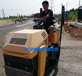座駕振動(dòng)壓路機(jī)，路面壓